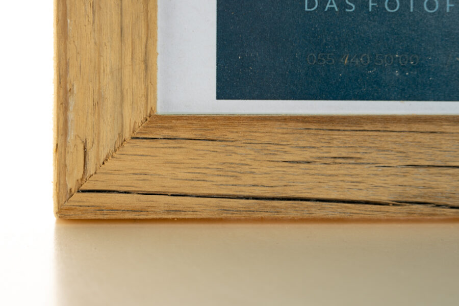 Rustikaler Altholzrahmen 20×30 cm – Handgefertigt aus zertifiziertem Holz mit Antireflex-Glas – Bild 2