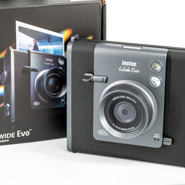 Instax Wide Evo / Sofortbildkamera im Retrodesign mit Digitalfunktionen
